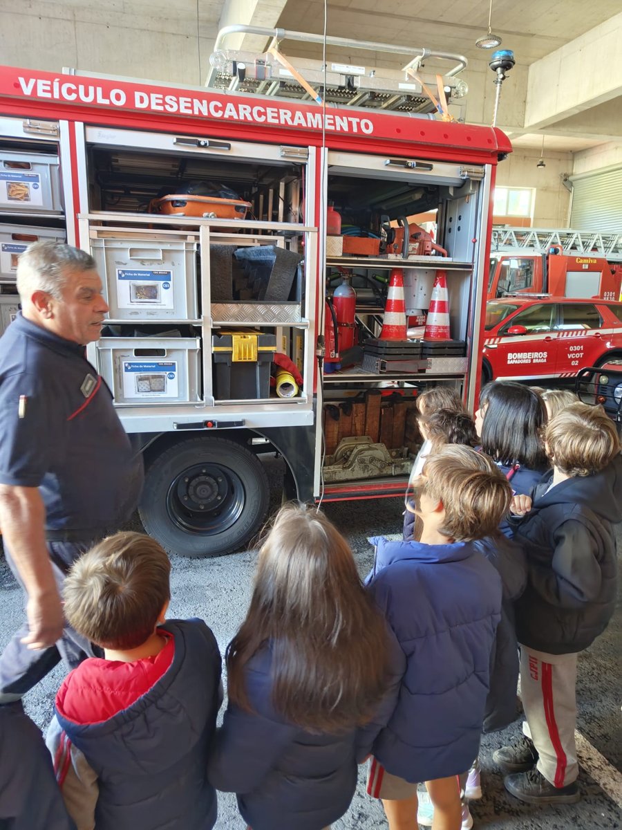 Alunos do 1.º ano a observar o material de um veículo de desencarceramento