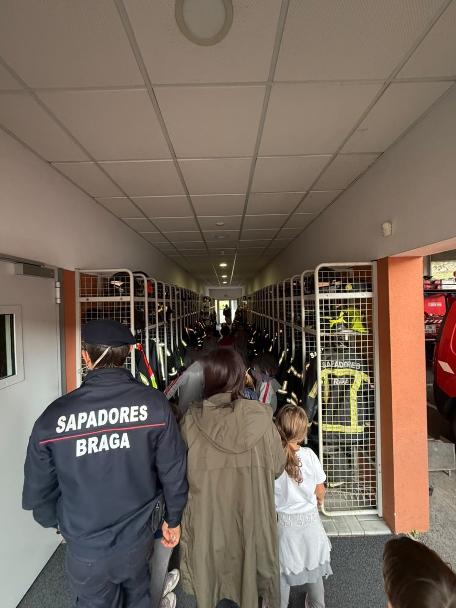 Alunos do 1.º ano a percorrer o quartel acompanhados por um bombeiro