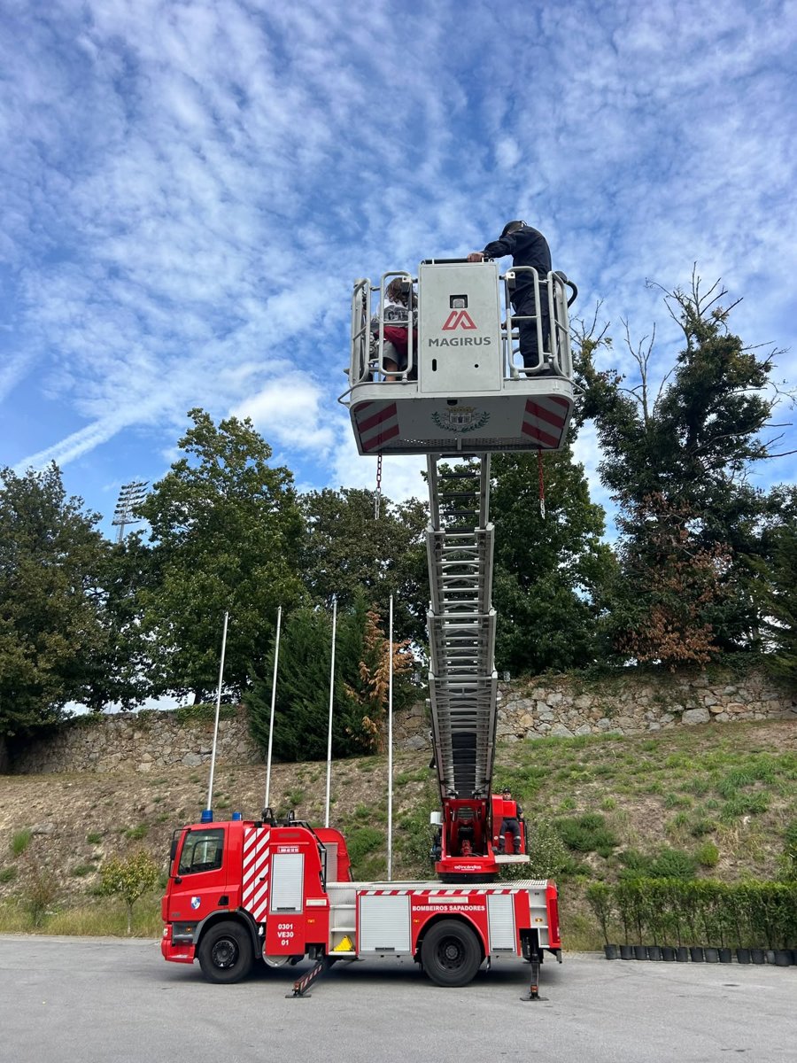 Grua dos bombeiros elevada